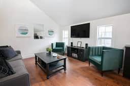 Cottage Park Carriage House. Rest & Explore with Hollyhock