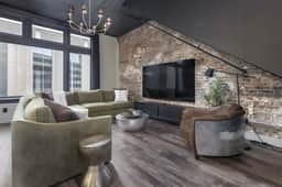 Penthouse Grand Executive Suite. 6 Bed, 3 Bath with Rooftop Private Deck!