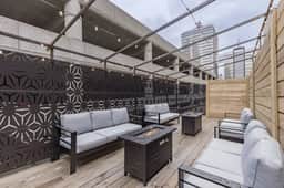 Penthouse Grand Executive Suite. 6 Bed, 3 Bath with Rooftop Private Deck!