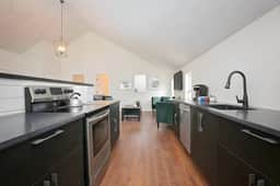 Cottage Park Carriage House. Rest & Explore with Hollyhock