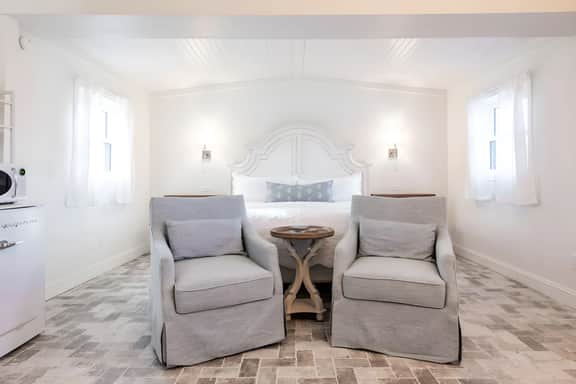 Lakeside Cottage Getaway on 50 acres of Gardens!