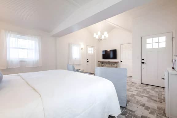 Lakeside Cottage Getaway on 50 acres of Gardens!