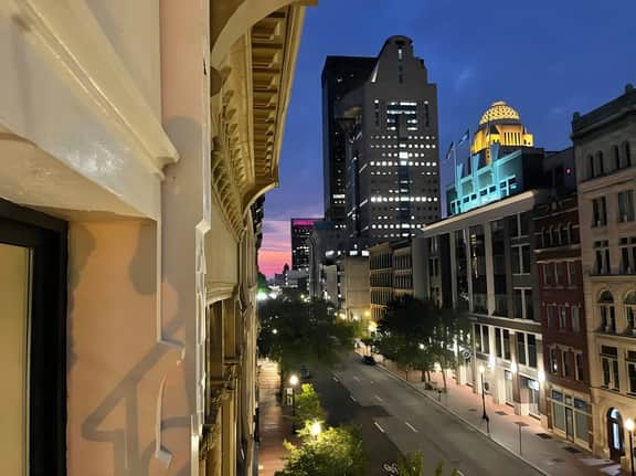 Lou-City Penthouse by Hollyhock Suites