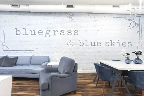 Lavish Bluegrass Suite w/Hollyhock