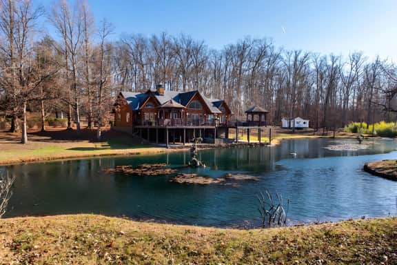 Enchanting Lakeside Cabin in 50 Acres of Gardens!