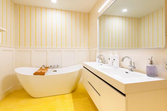 Hollyhock Suite 513: 5 beds/2 bath