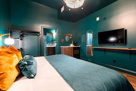 Hollyhock Suite 411: 1 bed/1 bath