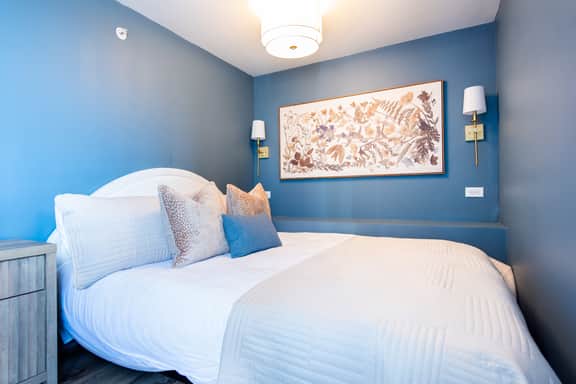 Hollyhock Suite 506: 1 bed + 1 loft bed/1 bath