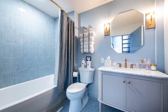 Hollyhock Suite 506: 1 bed + 1 loft bed/1 bath