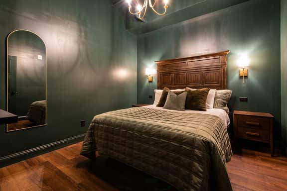 Hollyhock Suite 402: 4 bed/2 bath with soaking tub