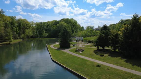 Lakeside Cottage Getaway on 50 acres of Gardens!