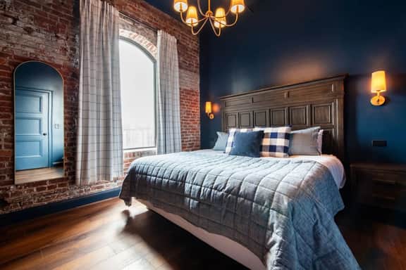 Hollyhock Suite 301: 4 Bed/2 Bath - Image 2