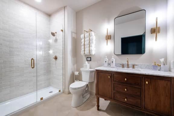 Hollyhock Suite 304: 1 BR/1 BA - Image 5
