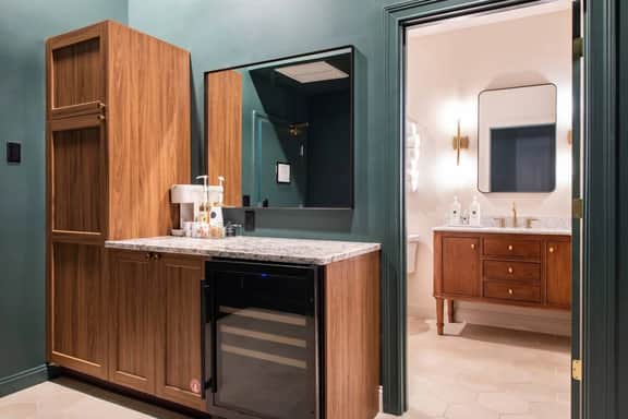 Hollyhock Suite 304: 1 BR/1 BA - Image 2