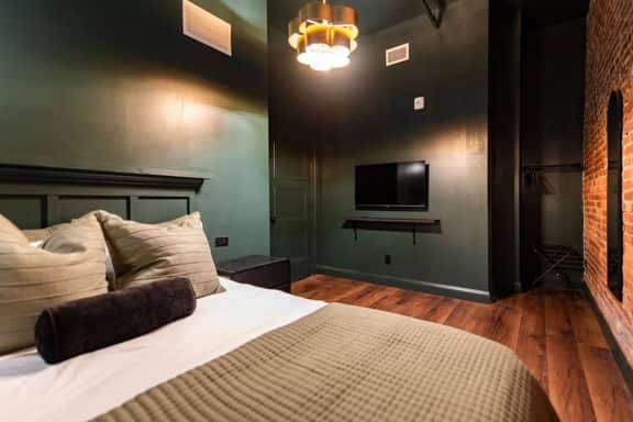 Hollyhock Suite 302: 4 Bed/2 Bath - Image 3