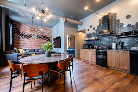 Hollyhock Suite 413: 5 beds/2 bath
