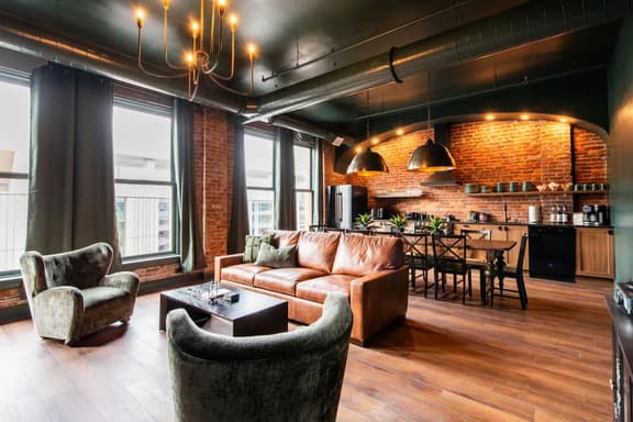 Hollyhock Suite 302: 4 Bed/2 Bath - Image 1